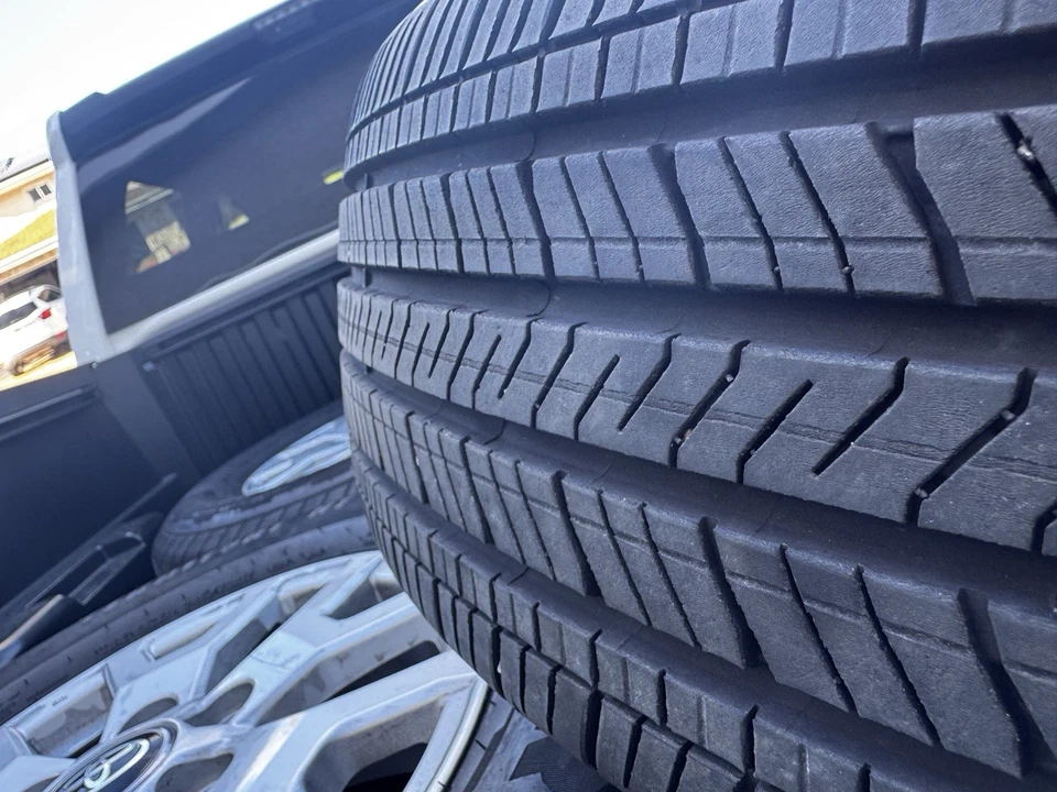 Toyota Tacoma TRD 2025 17" llantas OEM despegues de fábrica con neumáticos nuevos Foto 4 de 4