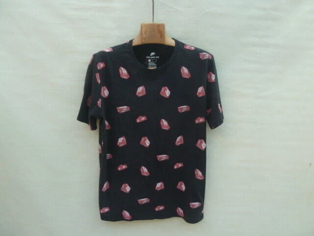 Nike t shirt hotsell with shoe boxes