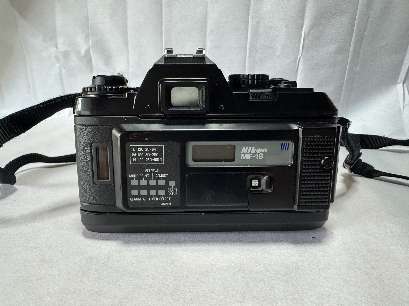 Nikon F-501 35mm SLR Film Camera w/35-70mm f/3.3-4.5 AF Lens Japan