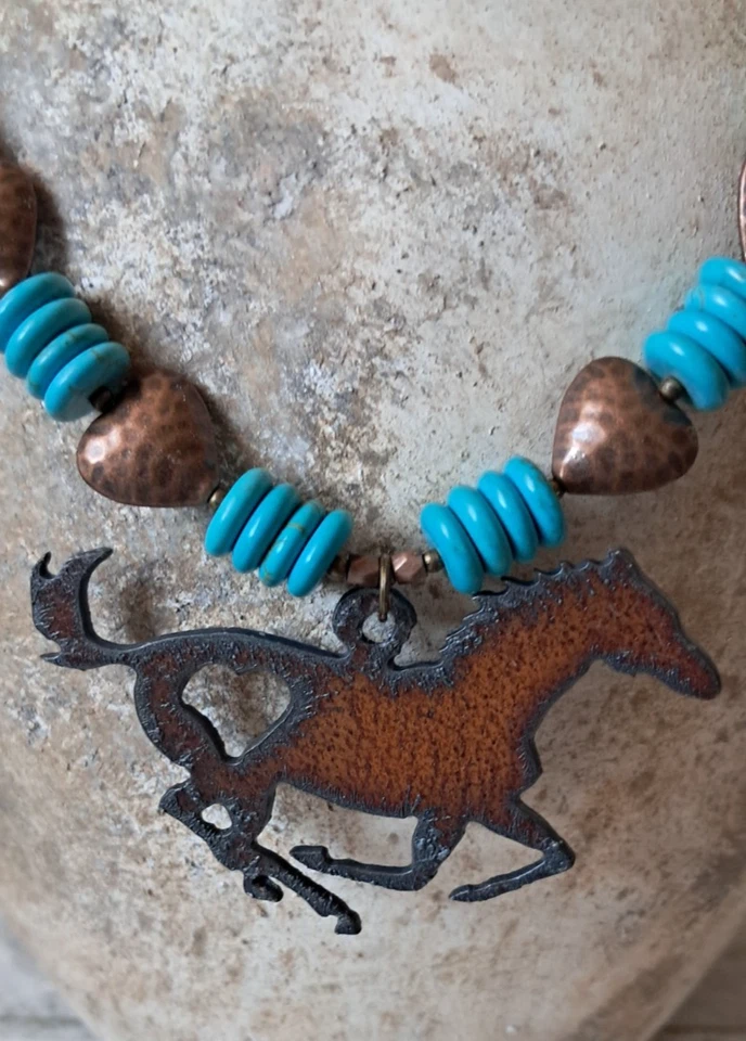Corazones de cobre martillado turquesa caballo galopante de metal rústico del suroeste Foto 4 de 4