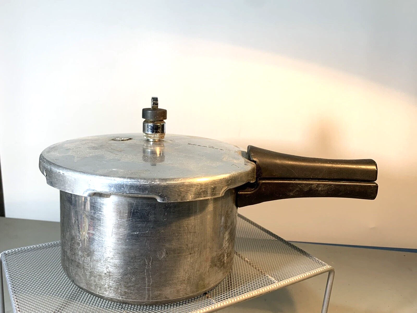 Vintage Manttra Pressure Cooker 4Qt. #24101 Jiggler & Gasket (11E)