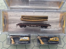 4ea. Bachmann 18352 N 1935-1960 40' Log Cars and 2ea. CAT 336D L Excavators lot