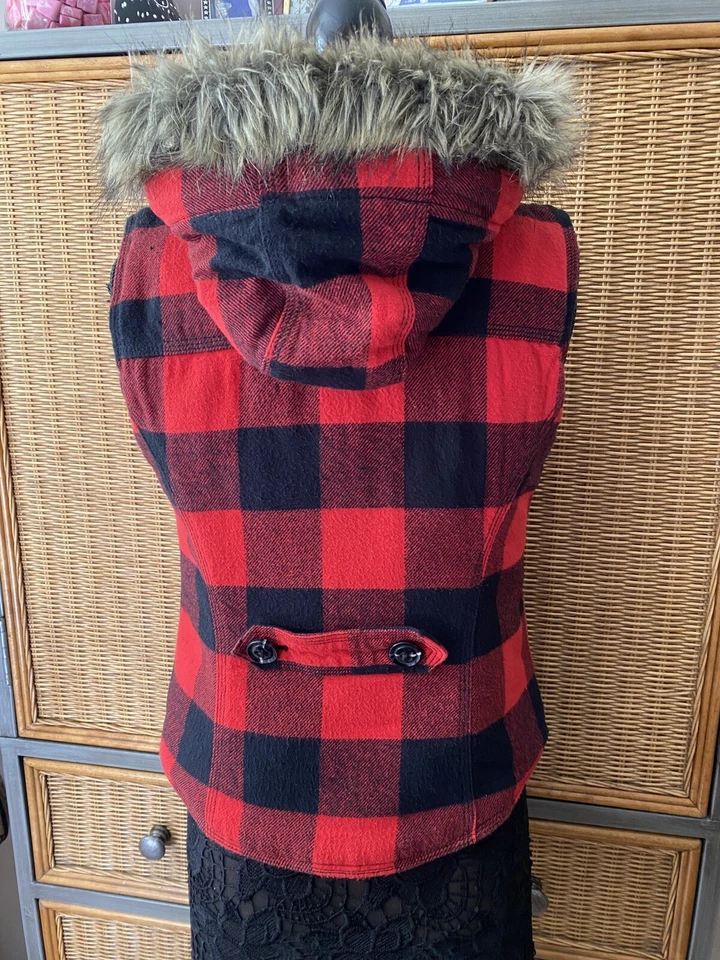 MOSSIMO RED AND BLACK CHECKED VEST FAUX FUR TRIM HOOD ZIP CLOSURE SZ MED - Image 3 of 4