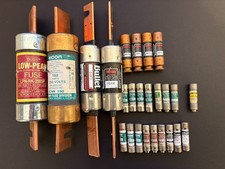 Lot of 25 Fuses See Description These are New / Never installed