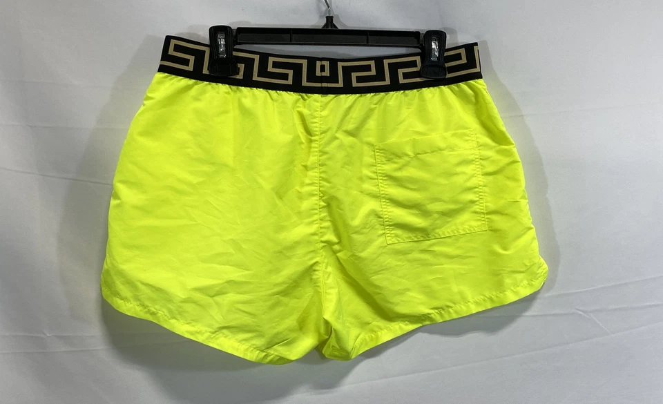 Shorts casuais masculinos Versace amarelos tamanho 5 - Imagem 2 de 4