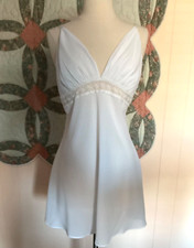 JONES OF NEW YORK SIZE LARGE POLYESTER SHORT NIGHTGOWN WHITE W/PEARLS LACE