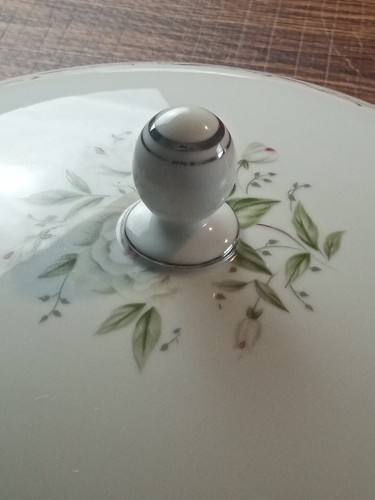 Large 11.5" Diamond China Romance Japan Serving Bowl Handles & Lid Flowers White - Picture 10 of 10