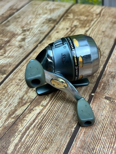 Carrete de fundición de pesca vintage Shakespeare microcast Synergy titanio 70 yardas - Imagen 3 de 9