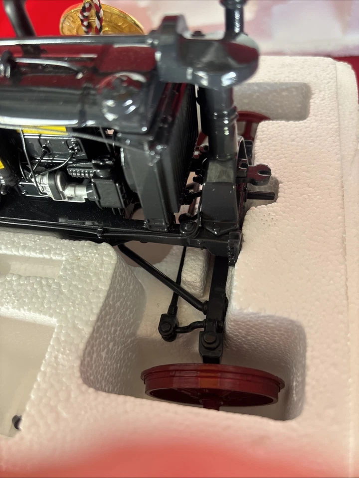 ERTL 1932 MCCORMICK-DEERING FARMALL F-20 TRACTOR SCALE 1:16 PRECISION SERIES - Image 4 of 4