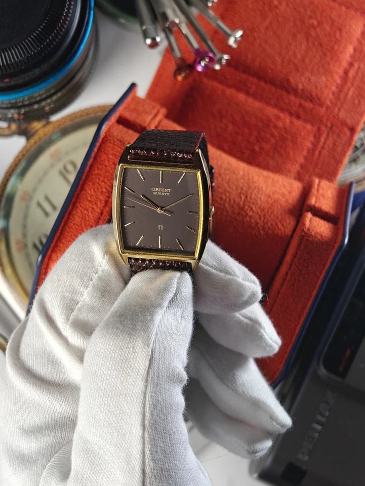 Reloj de cuarzo Orient vintage caja tono dorado esfera raíz cerveza correa original funcionando Foto 3 de 4