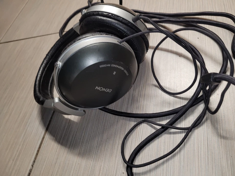 Auriculares sobre la oreja Denon AH-D2000 de alto rendimiento - negros usados Foto 4 de 4