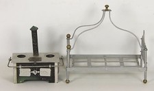 TIN TOY KITCHEN IN METAL AND BED. XIX CENTURY.