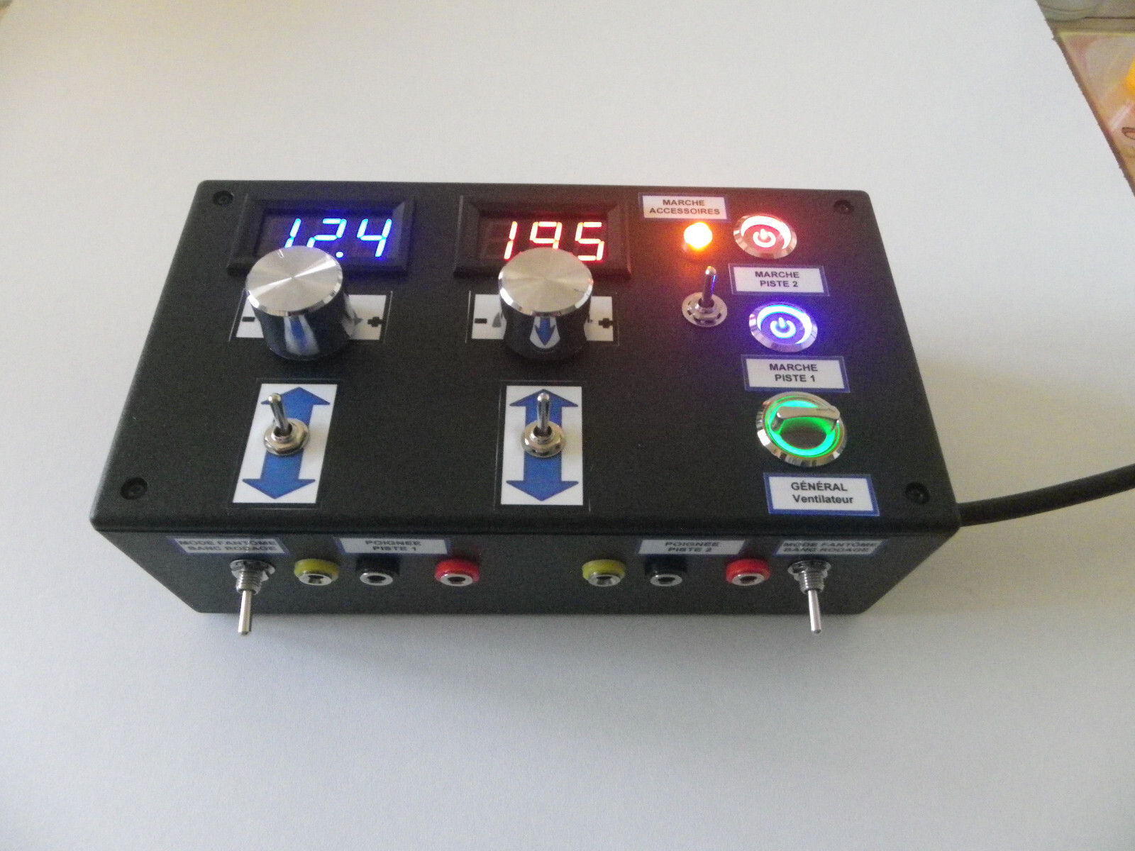 Boîtier double commandes spécial circuits voitures et slotcar avec double alimentations