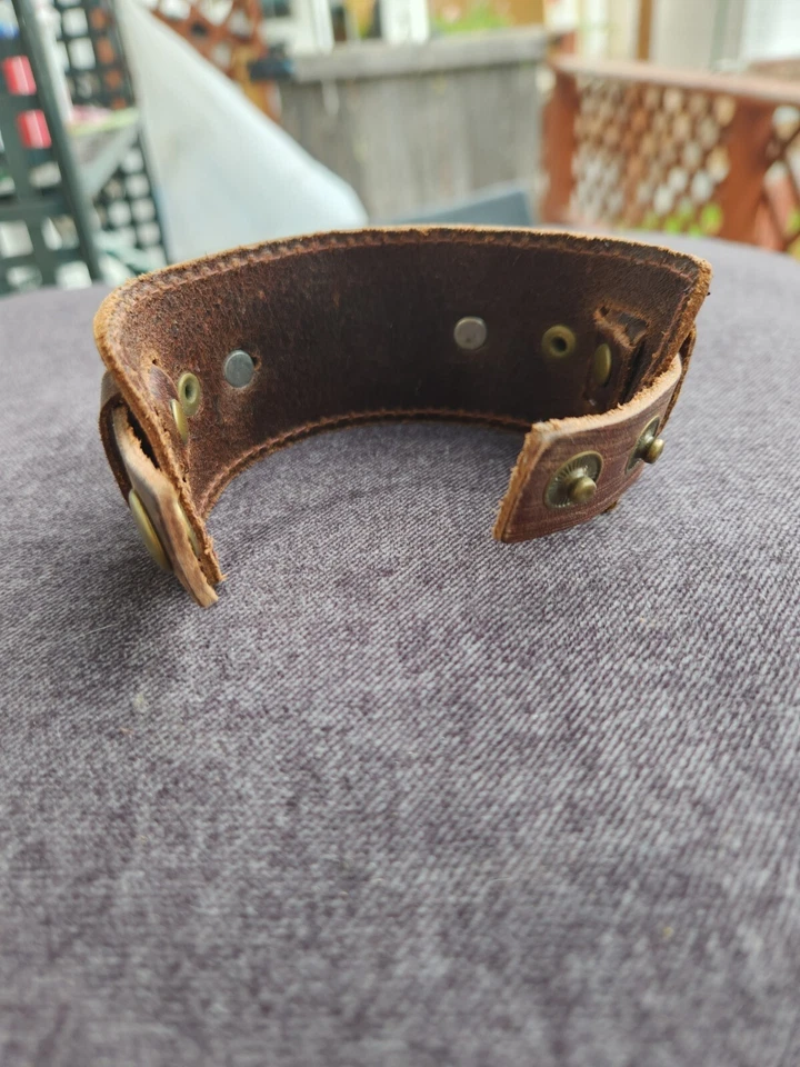 Pulsera Just a Small Town Girl Cuero Estampado Tono Plateado Chica Cristiana Adolescente Foto 3 de 4