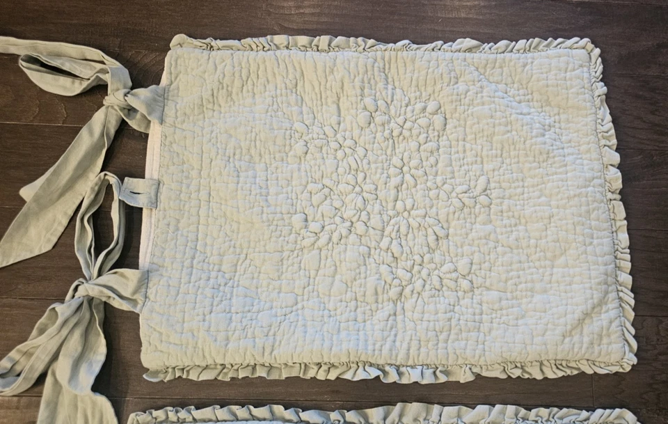 2 fundas de almohada estándar verdes suaves con volantes acolchadas a rayas envolventes Foto 3 de 4