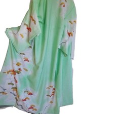 Frühlingsgrüner  Seidenkimono  mit  Wolken,  Blüten und goldenen Kranichen