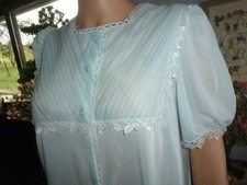 Chemise de nuit fluide et seyante grâce joli décolleté et manches ¾