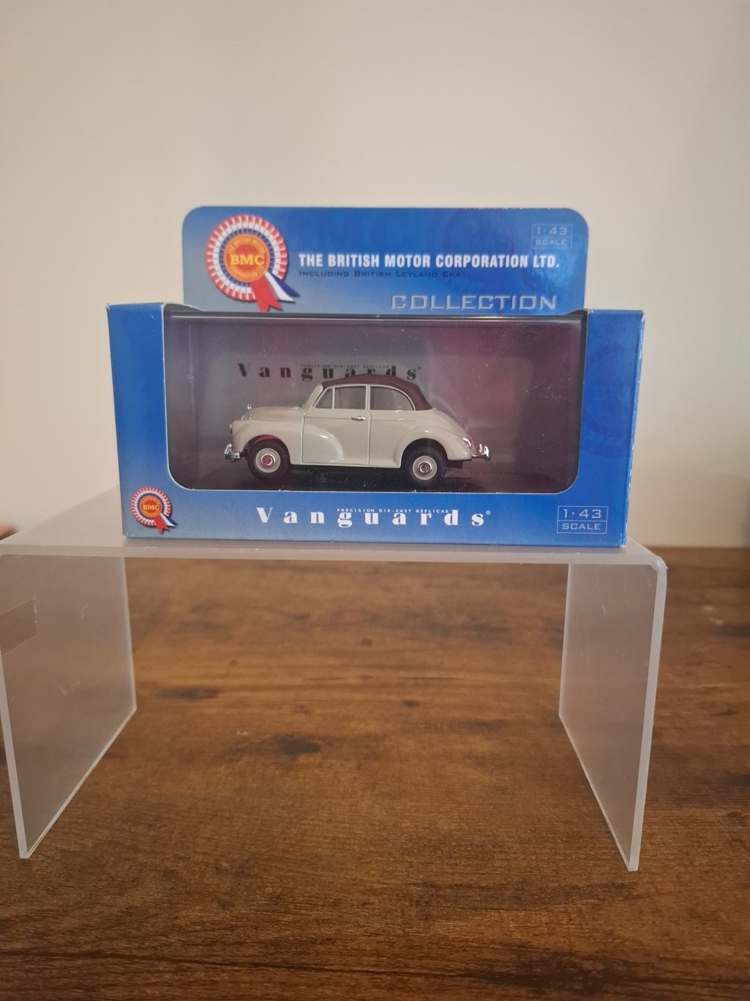 Vanguards 1/43 Scale VA07102 - Morris Minor 1000 - Pearl Grey/Maroon Roof