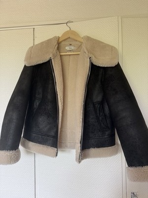 Ich verkaufe eine warme Lammfelljacke von MNG (Mango) in Größe S.