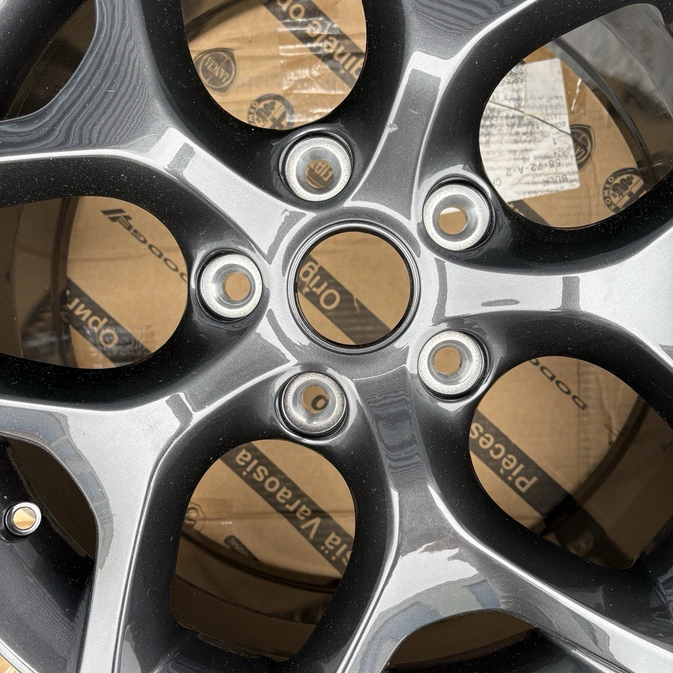 Chrysler Pacifica 2017-2020 18" OEM Wheel Rim 5RJ43XZAAA 5RJ43XZAAB 2593 2622 Foto 2 de 4