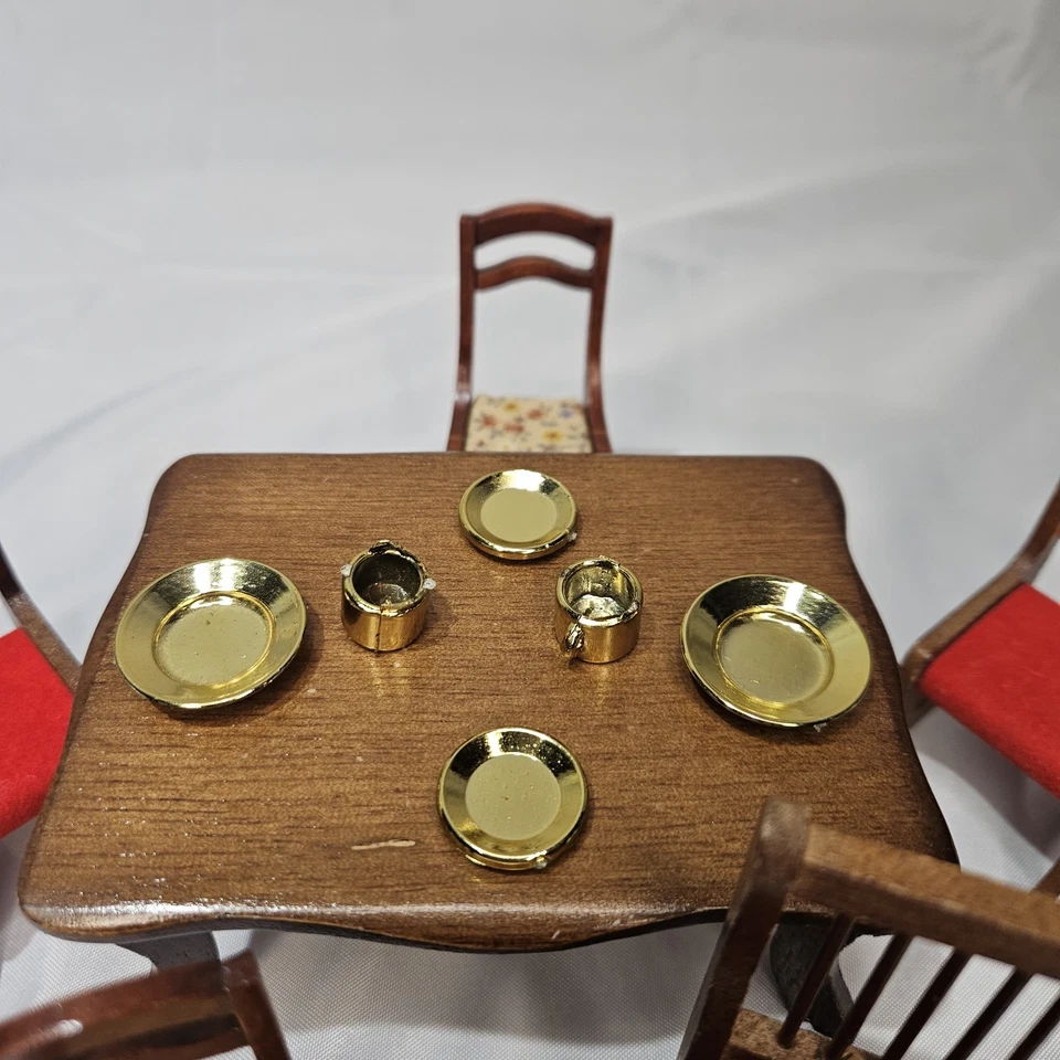 Lote de muebles vintage de madera para casa de muñecas 1:12 con dosel cama, guardería, comedor, alfombra Foto 4 de 4
