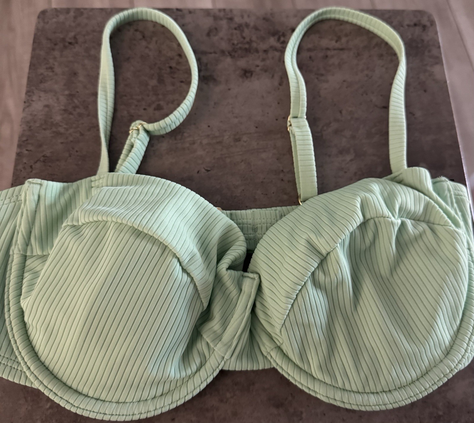 Women’s Green Shade And Shore Swim Top 34DD NWOT