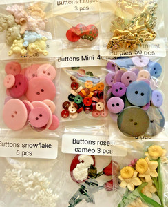 152 pieces BUTTONS Lot Bear Ladybug Shoes Snowflake Roses Daffodils Button