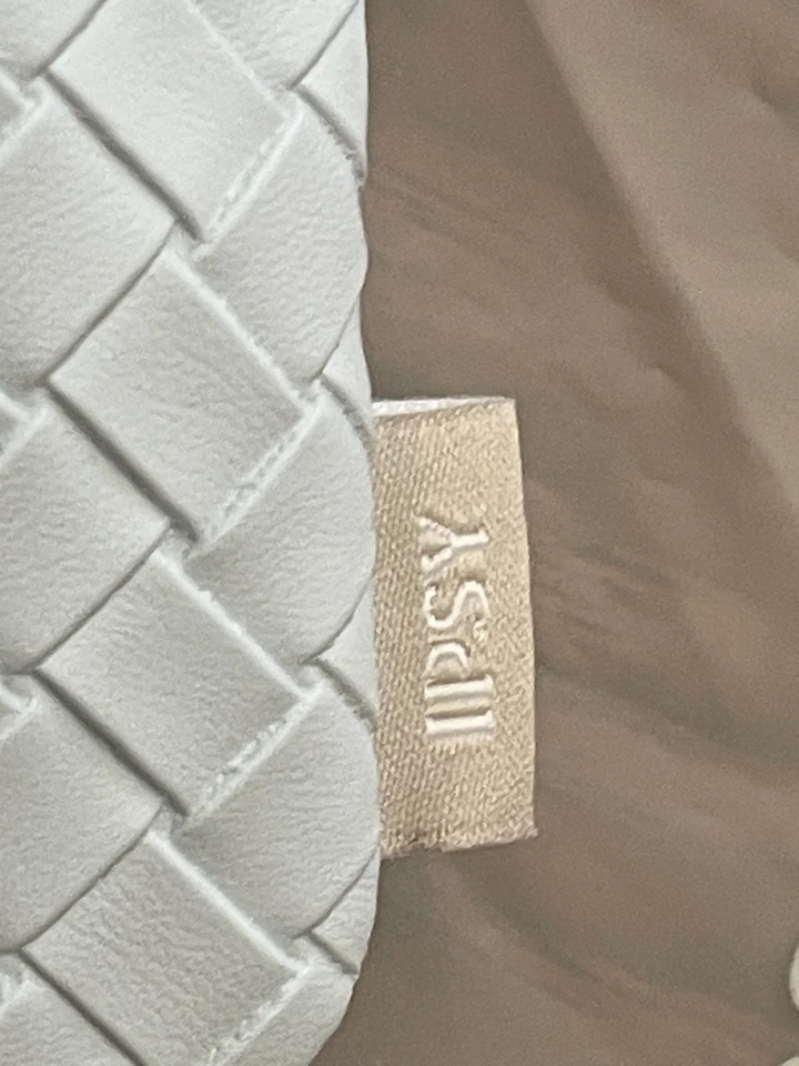 Bolso ipsy con artículos de belleza y cuidado de la piel + ¡REGALOS GRATIS! Foto 3 de 4