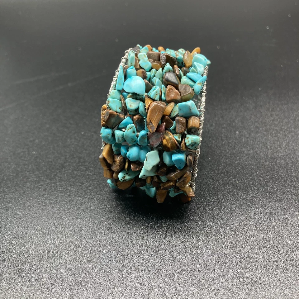 Brazalete abierto hecho artesanalmente con astillas de piedra de turquesa y jaspe tono plata Foto 4 de 4