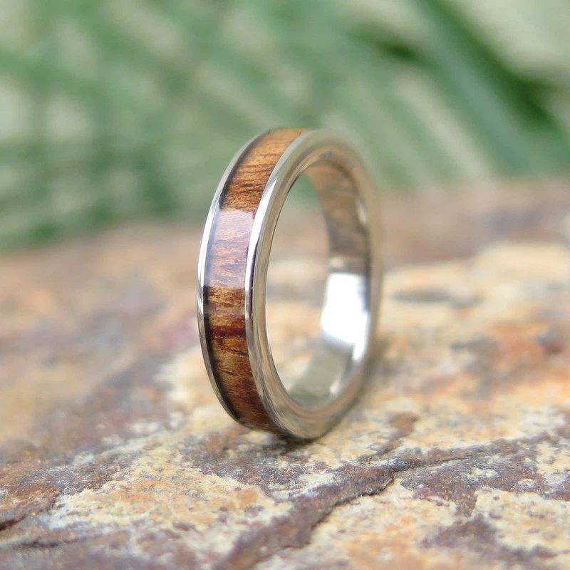 Alianza de anillo de boda de titanio de madera de koa para joyería hawaiana de 4 mm #TRA-1001-04 Foto 4 de 4