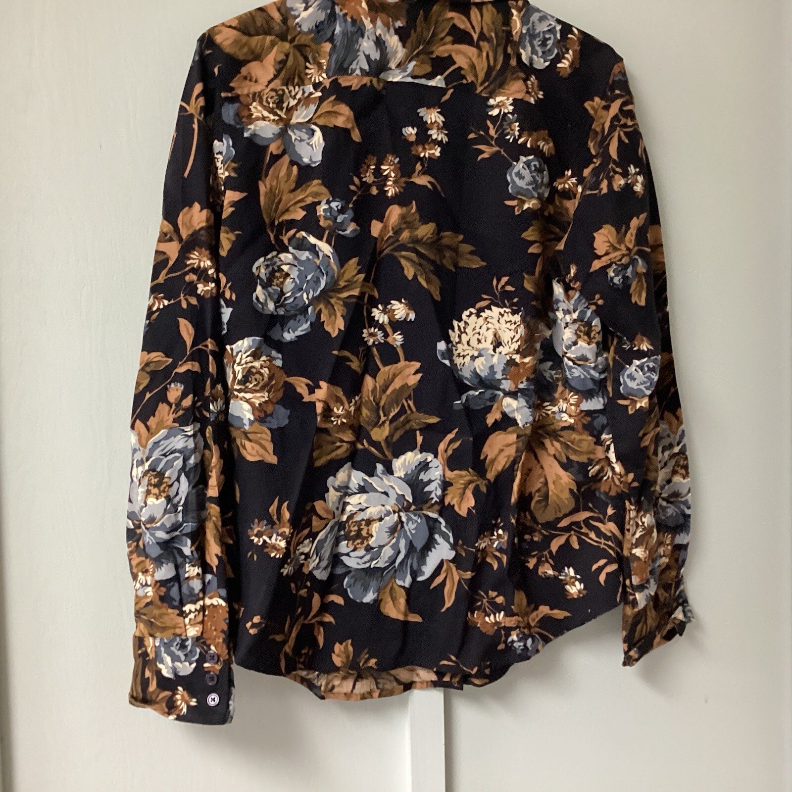 Van Heusen Women's Button Down Long Sleeve Shirt Size Medium Floral Long Sleeve thumbnail 2