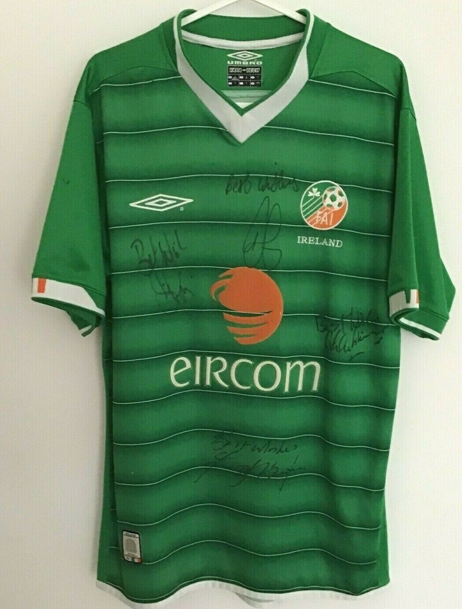 REPUBLIC OF IRELAND FOOTBALL SHIRT BY UMBRO 2003/2004 SIGNED BY 4 