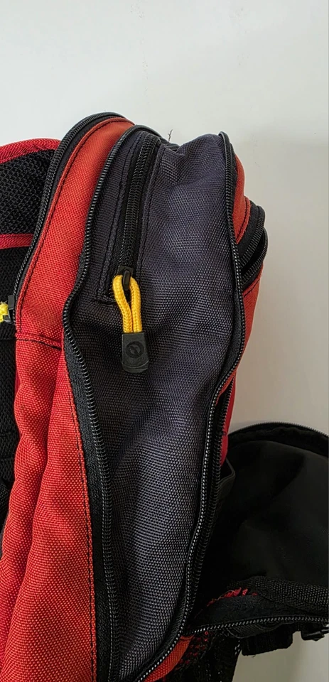 Mochila pequeña de bolsillo de malla de 6 compartimentos roja negra para productos de exterior Foto 4 de 4