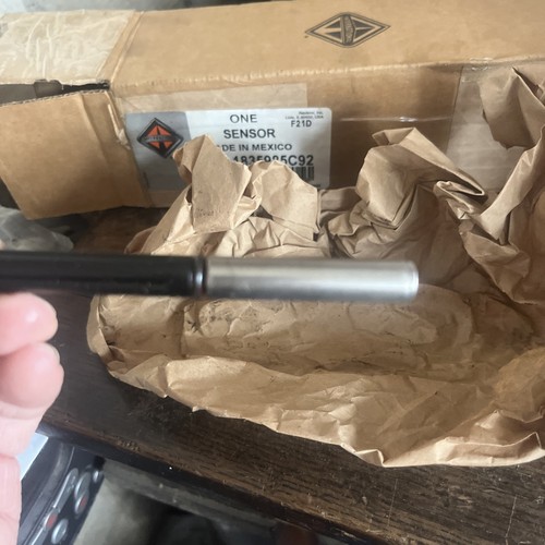 NOS INTERNATIONAL OEM CRANK POSITION SENSOR 1835985C92 - Picture 5 of 7