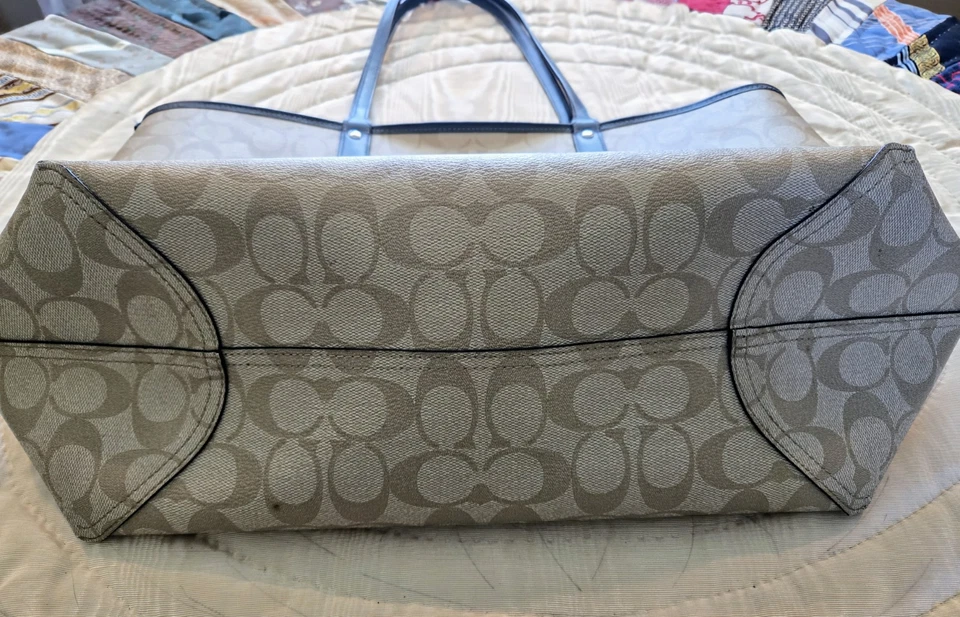 Bolsa tote Coach reversível City em lona Signature com arco-íris radial azul cáqui claro - Imagem 4 de 4