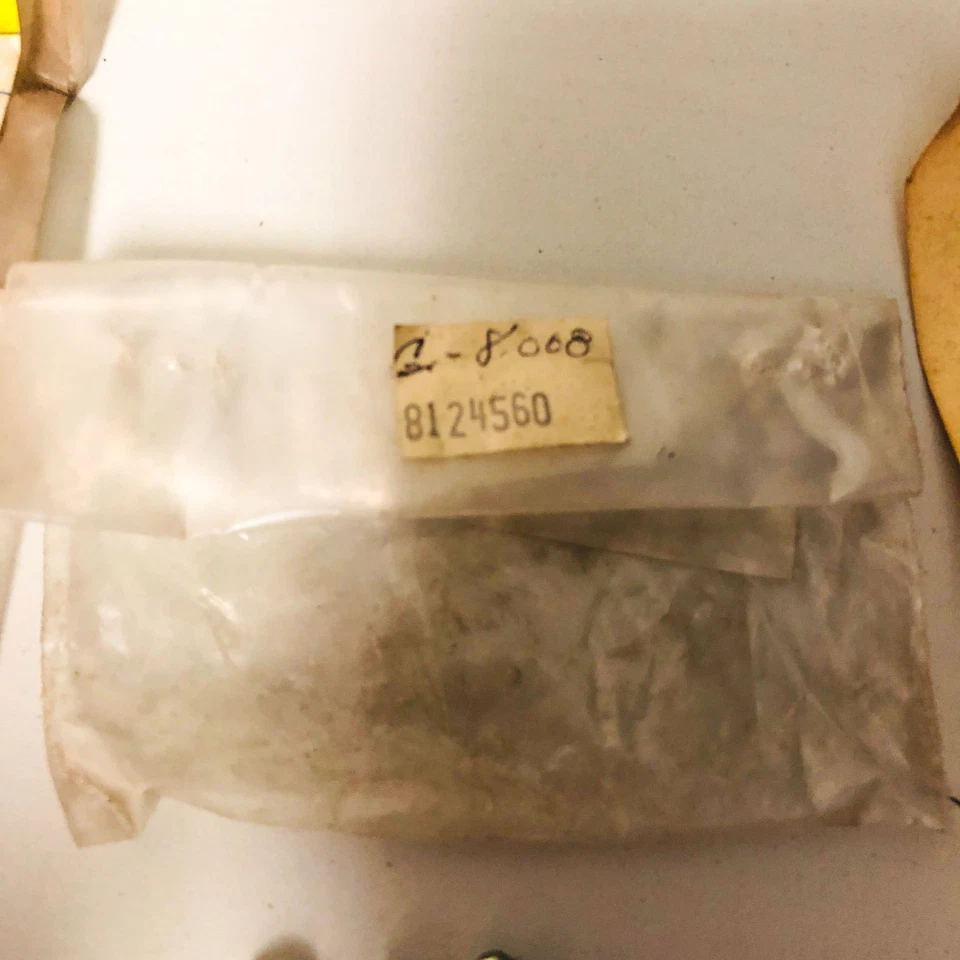 Crown 8124560 Brake Bleeder Screw New Old Stock NOS Loose — 第 2/4 张图片