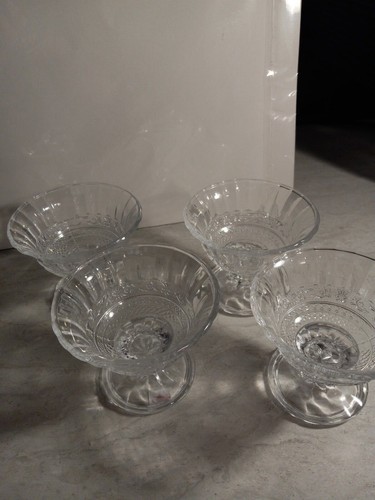 Vintage set of 4 dessert bowls . Pattern is of Scroll and Diamonds. - Picture 3 of 4