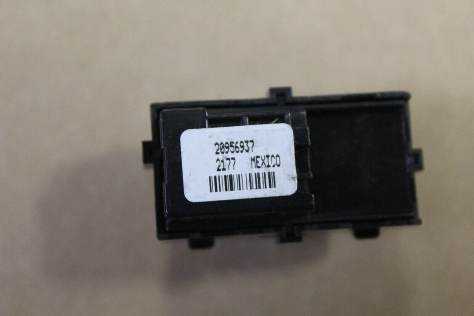 Interruptor de desbloqueo de cerradura de puerta de terreno GMC 10-17 20956937 delantero izquierdo genuino GM OEM Foto 3 de 4