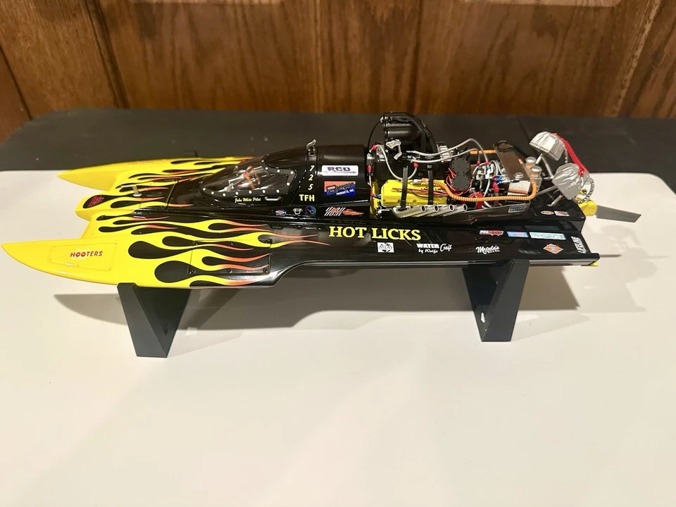 1/18 Bad Ass Dennis Gibson Hot Licks Top Fuel Hydro Boat Foto 4 de 4
