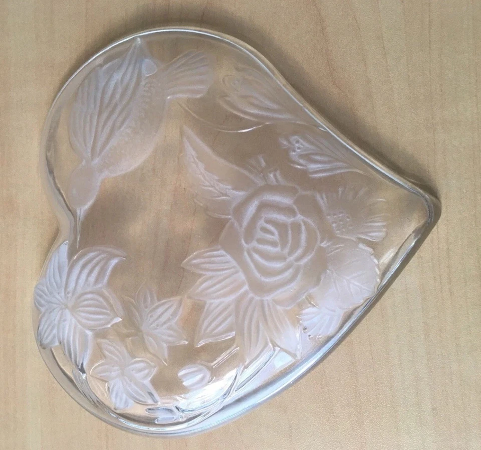 Bandeja de vidrio en forma de corazón KIG colibrí y flores en relieve 6 1/2" Foto 3 de 4