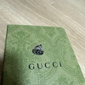 Gucci Double G Logo Motif Boucle d'oreille One Ear Twist Stud Type En Boîte Homme Accessoires