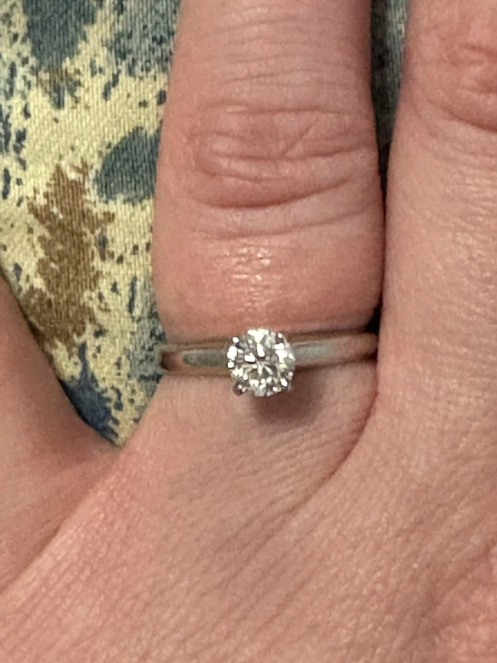 Anillo de compromiso de platino. Diamante creado en laboratorio de 1/2 quilate. Talla 4. Foto 2 de 4