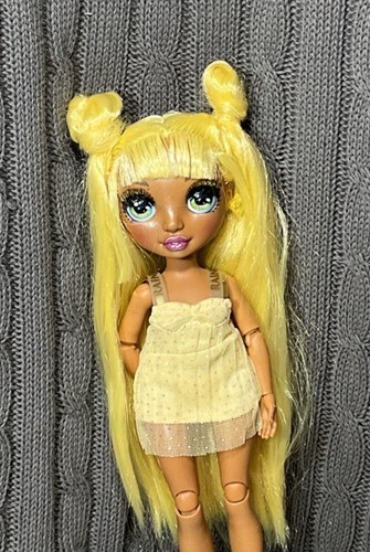 RAINBOW HIGH Series 1 Sunny Madison Doll in Original Yellow Dress W/ Shoes - Picture 2 of 3
