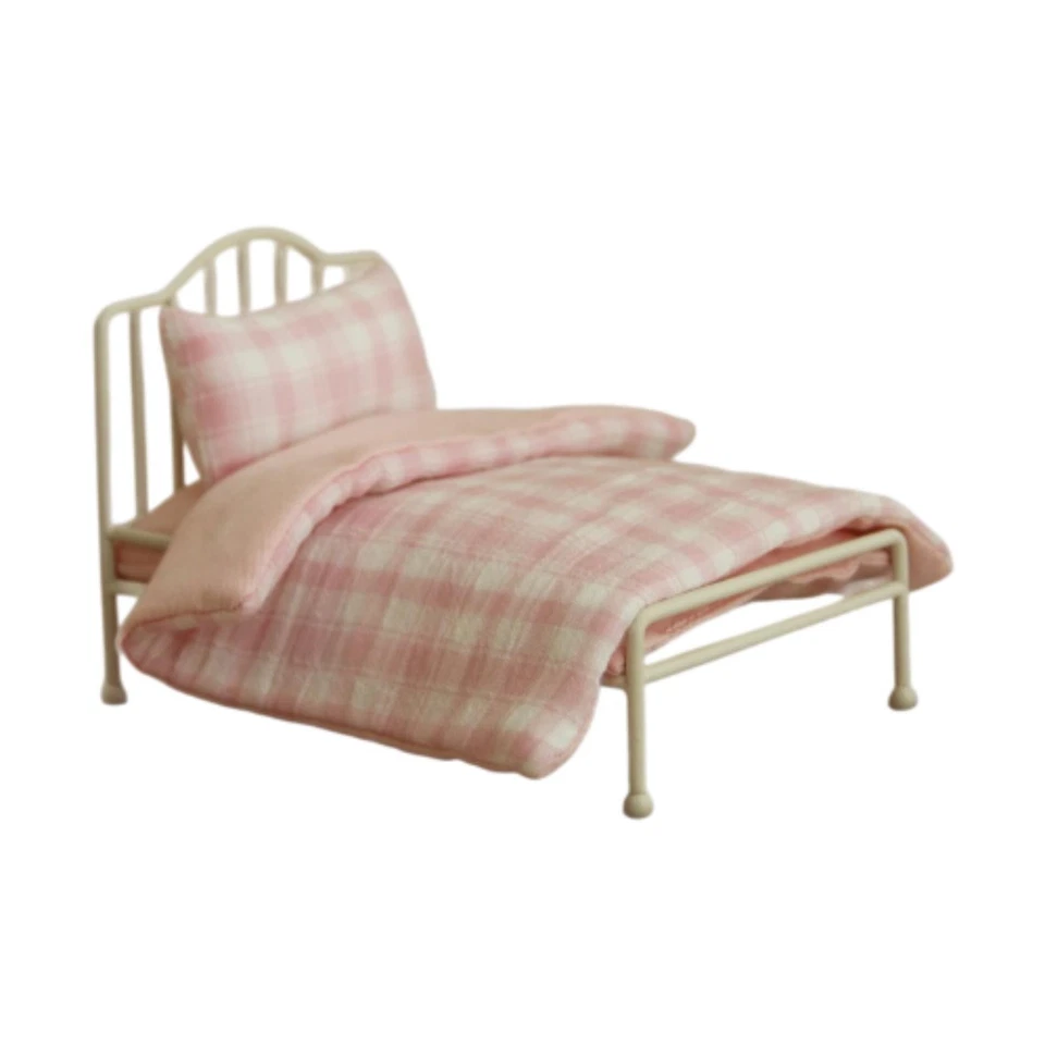 Letto in metallo in miniatura delle bambole con biancheria da letto, 1: 12 Mini - Immagine 2 di 4
