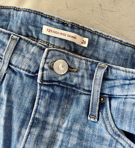 Pantalones de mezclilla ajustados a cuadros Levis 721 tiro alto azul a cuadros para mujer talla 26” - Imagen 3 de 5