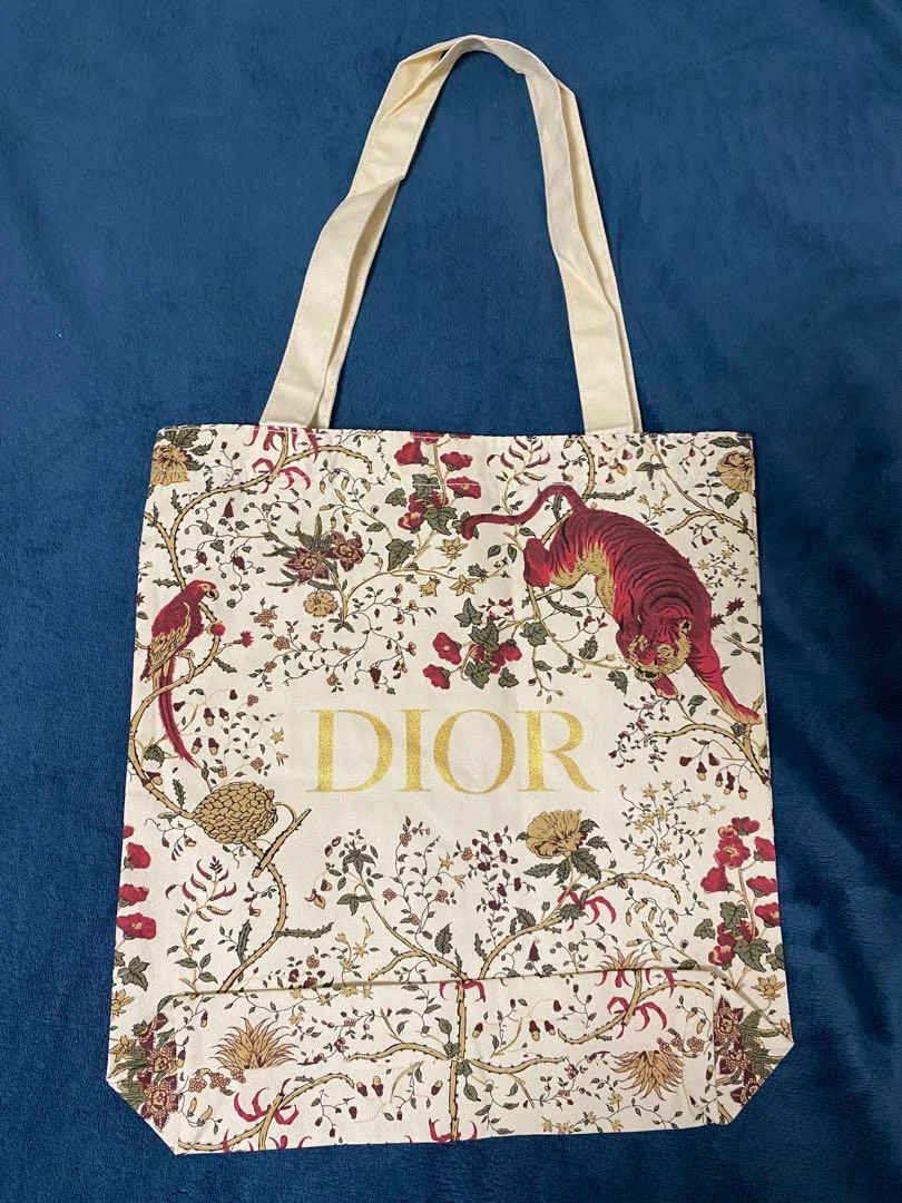 Sac fourre tout Christian Dior motif tigre modèle 2023 nouveauté 13 x 14,2 en cadeau