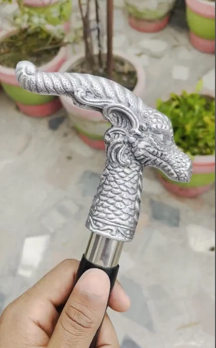 Bastón para caminar con cabeza de dragón - Palo de mango de metal inspirado en la fantasía Foto 2 de 4