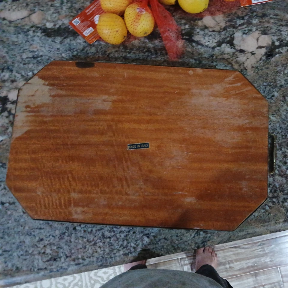 BANDEJA DE SERVIR ITALIANA CON INCRUSTACIONES DE LATÓN FLORAL LATERALES/MANGO 21" X 12" USADA EN EXCELENTE ESTADO Foto 3 de 3
