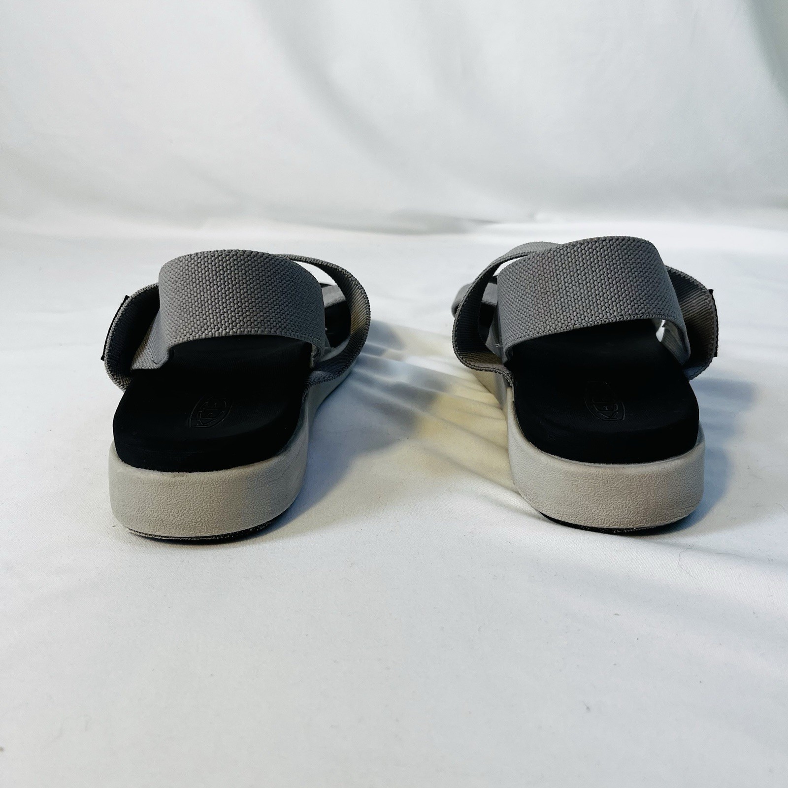 Keen Elle sandalo con cinturino posteriore donna taglia 10 punta aperta zeppa suola piatta grigio