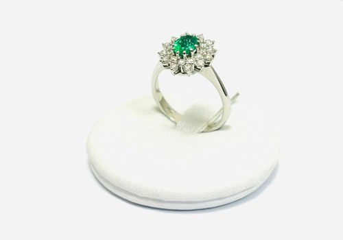 Anello kate smeraldo naturale 0.75 ct e diamanti 0.50 ct in oro bianco 18 kt - Foto 6 di 11